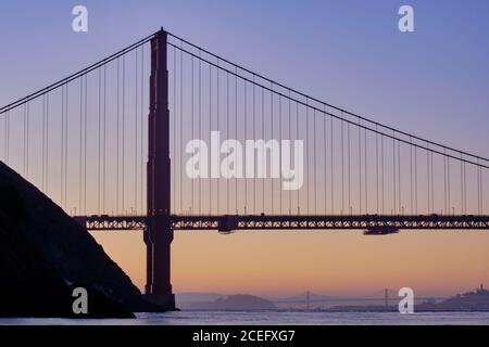 Stati Uniti d'America, California, Golden Gate Bridge. L'iconico Golden Gate Bridge di San Francisco, visto da Kirby Cove all'alba. Foto Stock