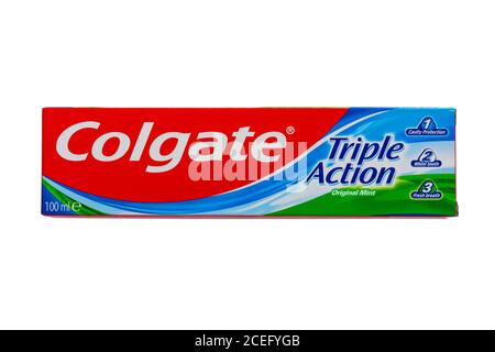 Scatola di Colgate Triple Action dentifricio originale menta isolato su sfondo bianco - 1 protezione cavità, 2 denti bianchi, 3 alito fresco Foto Stock