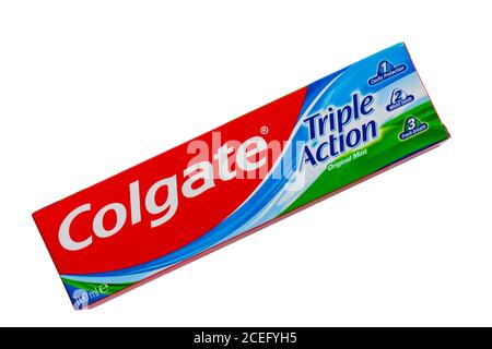 Scatola di Colgate Triple Action dentifricio originale menta isolato su sfondo bianco - 1 protezione cavità, 2 denti bianchi, 3 alito fresco Foto Stock