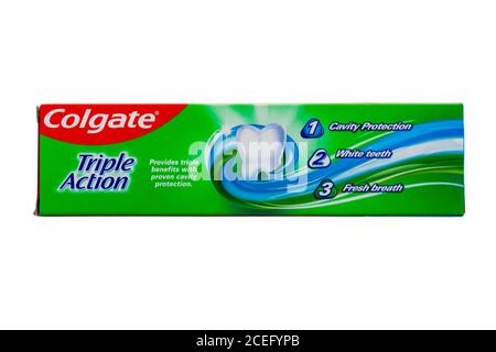 Scatola di Colgate Triple Action dentifricio originale menta isolato su sfondo bianco - 1 protezione cavità, 2 denti bianchi, 3 respiro fresco - retro della scatola Foto Stock