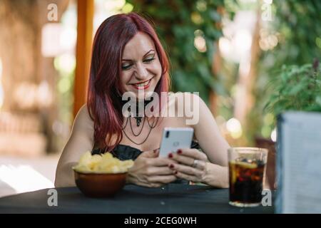 Bella ragazza dai capelli rossi con telefono cellulare. Foto Stock