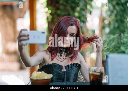 Bella ragazza dai capelli rossi con telefono cellulare. Foto Stock