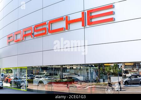 Stuttgart-Zuffenhausen, BW / Germania - 22 luglio 2020: Vista dell'ufficio vendite e della sede centrale della Porsche a Stoccarda Foto Stock