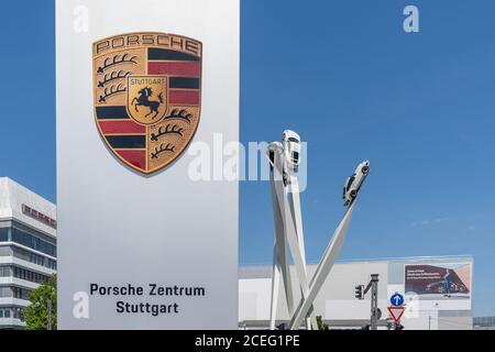 Stuttgart-Zuffenhausen, BW / Germania - 22 luglio 2020: Vista della Porsche 'Zentrum' o del centro di Stoccarda Foto Stock