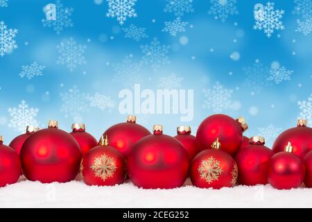 Sfondi Natalizi Rossi.Molti Rossi Palle Di Natale Baubles Decorazione Di Sfondo Di Fiocchi Di Neve In Inverno Neve Copyspace Spazio Copia Foto Stock Alamy