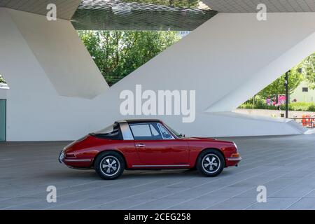 Stuttgart-Zuffenhausen, BW / Germania - 22 luglio 2020: Vista del museo Porsche di Stoccarda con un'auto rossa 911 in primo piano Foto Stock