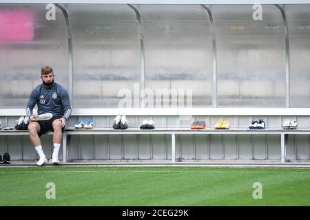 Stoccarda, Germania. 01 settembre 2020. Timo Werner (Germania) si siede sulla panchina prima di allenarsi e indossa le sue scarpe. GES/Football/Training della nazionale tedesca a Stoccarda, 09/01/2020 Calcio/Calcio: Sessione di allenamento della nazionale tedesca, Stoccarda, 1 settembre 2020 | utilizzo in tutto il mondo Credit: dpa/Alamy Live News Foto Stock