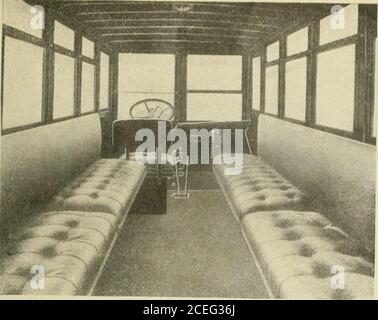 . Notizie e ingegneria elettrica. Vista esterna W. E. R. Co. Motor Bus 1 aprile 1918 EF.HCRICAL NRWS 35. L'autobus avrà 16 posti a sedere il veicolo Eacli ha una capacità di 16 passeggeri e il programma di corsa sarà dalle Lam fino a mezzanotte. La porta non è dotata di maniglia e di conseguenza i passeggeri non possono aprireper entrare o uscire dall'auto con licenza d'aria mentre sono in movimento. L'autobus è costruito su un telaio di un autocarro da una tonnellata, con attrezzature interne simili a quelle delle auto di strada standard. Gli ampi sedili in pelle imbottiti a molla, i poggiapiedi ricurvi, le due luci a domino e i pulsanti elettrici sono dotati di Foto Stock