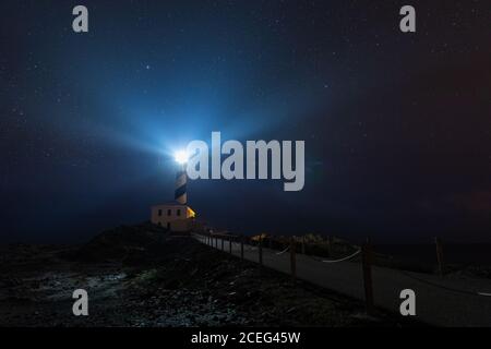 Notte stellata nel faro di Favaritx Foto Stock