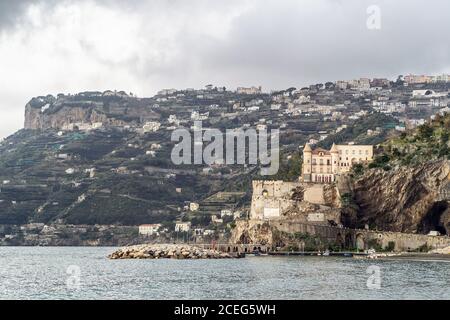 Minori, Costiera Amalfitana, 2010 febbraio: Il Castello di Mezzacao, visto dal lungomare di Maiori sulla Costiera Amalfitana. Chiamato anche castello di Miramare, patrimonio dell'umanità dell'unesco. Foto Stock