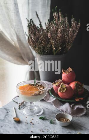 Il cioccolato bianco panna cotta Foto Stock