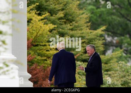 Il presidente DEGLI STATI UNITI Donald Trump, a sinistra, è Unito da Mark Meadows, capo dello staff della Casa Bianca, mentre esce dalla Casa Bianca, a Washington, DC, martedì 1 settembre 2020, per incontrare i funzionari delle forze dell'ordine a Kenosha, Wisconsin. Credit: Rod Lamkey/Pool via CNP | Usage Worldwide Foto Stock