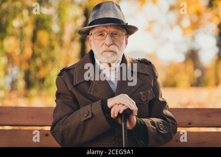 Desidera che tu sia qui. Foto del vecchio pifupo bianco capelli via marito passeggiata solitario seduta panca con bastone triste moglie indossare occhiali giacca cappuccio autunno Foto Stock