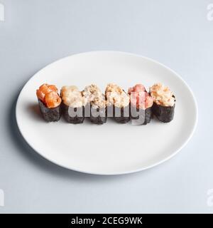 Set di sushi Makis minimalistici sul piatto Foto Stock