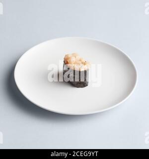Sushi maki minimalistico sul piatto Foto Stock