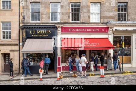 Persone che si accodano nei negozi di Stockbridge, Edimburgo, Scozia, Regno Unito. Foto Stock