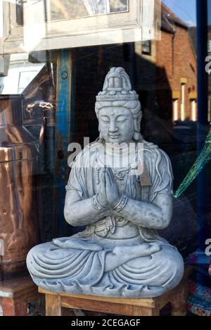 Statua di Buddha in una vetrina Foto Stock