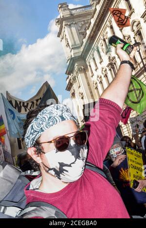 Migliaia di manifestanti della ribellione estinzione convergono su Parliament Square, nel centro di Londra, bloccando le strade all'interno e all'esterno dell'area, chiedendo al governo di ascoltare la loro richiesta di un'assemblea dei cittadini per affrontare il cambiamento climatico. Foto Stock