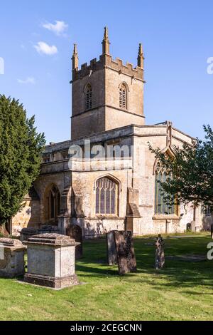 Chiesa di St Edwards nella città mercato Cotswold di Stow on the Wold, Gloucestershire Regno Unito Foto Stock