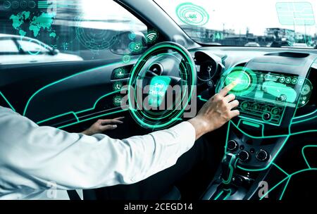 Auto autonoma a guida autonoma con operatore seduto al posto di guida. Foto Stock