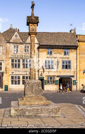 La croce e il 16 ° secolo Kings Arms Hotel e Posting House nella piazza nella città mercato Cotswold di Stow on the Wold, Gloucestershire Regno Unito Foto Stock