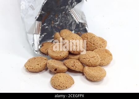 Aprire una confezione di biscotti amaretti isolati su fondo bianco Foto Stock
