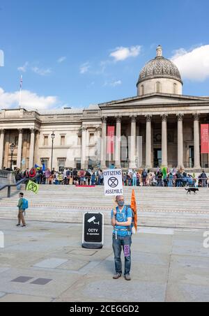 Estinzione i manifestanti della ribellione si riuniscono in Trafalgar Square durante le dimostrazioni del 2020. Londra, Inghilterra, Regno Unito Foto Stock