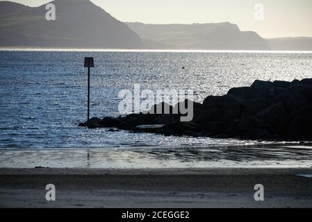 Bella storica Lyme Regis Dorset UK. Sito UNESCO, famosa spiaggia fossile e per il Cobb. Spiagge di sabbia e ghiaia sulla costa sud-occidentale. Foto Stock