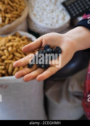 Sacchetti di tessuto di frutta secca e mano con uvetta Foto Stock