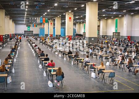 Test di ammissione universitari allestiti all'interno di una sala espositiva con misure anti-Covid. Torino - Settembre 2020 Foto Stock