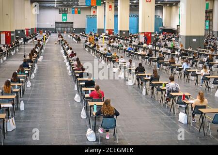 Test di ammissione universitari allestiti all'interno di una sala espositiva con misure anti-Covid. Torino - Settembre 2020 Foto Stock