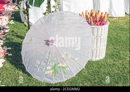 Ombrelli decorativi nuziali con stampa floreale Foto Stock