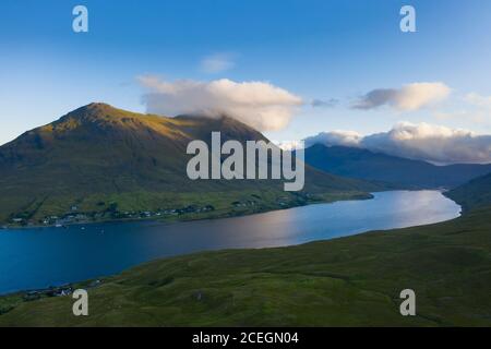 Scozia, Isola di Skye, Sligachan. Vista su Glamaig e sulla Red Cuillin delle montagne di Skye, dall'altra parte del Loch Sligachan. Foto Stock