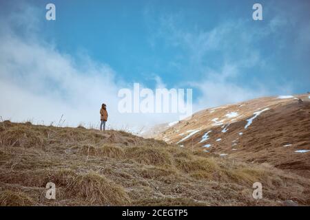 anonimo capretto in piedi sulla cima della collina Foto Stock