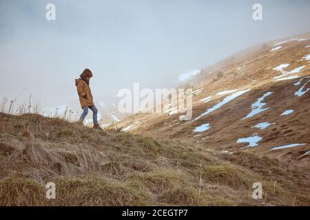 anonimo capretto in piedi sulla cima della collina Foto Stock