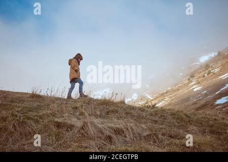 anonimo capretto in piedi sulla cima della collina Foto Stock