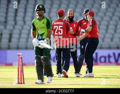 Il Moeen Ali dell'Inghilterra celebra il wicket del Fakhar Zaman del Pakistan durante la terza partita di Vitality IT20 a Old Trafford, Manchester. Foto Stock