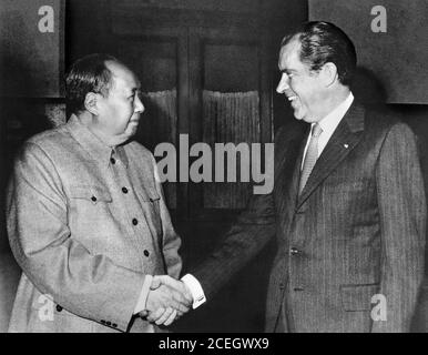 MAO e Nixon. Il presidente AMERICANO Richard Nixon stringe le mani con il presidente del partito comunista cinese Mao Zedong. La foto è stata scattata durante lo storico viaggio di Nixon in Cina nel 1972. Foto Stock