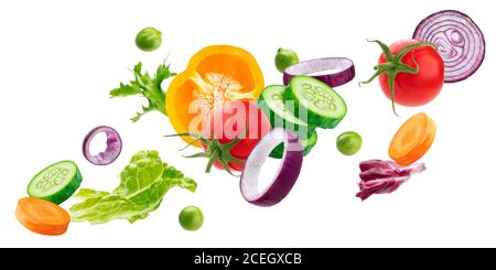 Verdure cadenti, ingredienti freschi di insalata isolati su sfondo bianco Foto Stock