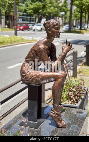 Osaka / Giappone - 5 maggio 2018: Scultura artistica in bronzo sul viale Midosuji nel centro di Osaka, Giappone Foto Stock