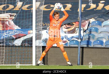 Il portiere atletico di Charlton Ashley Maynard-Brewer in azione durante l'EFL Trophy, la partita del gruppo G del sud al Kiyan Prince Foundation Stadium di Londra. Foto Stock