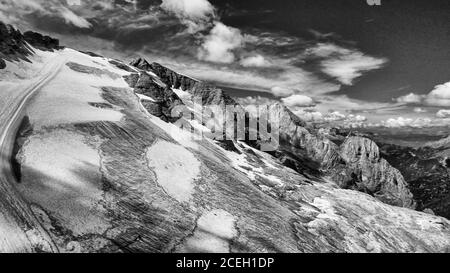 Vista aerea del ghiacciaio della Marmolada dal drone nella stagione estiva, Dolomiti. Foto Stock