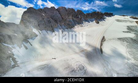 Vista aerea del ghiacciaio della Marmolada dal drone nella stagione estiva, Dolomiti. Foto Stock