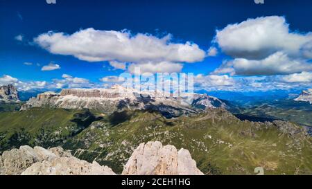 Vista aerea dei Monti dolomitici da Marmolada, Italia. Foto Stock