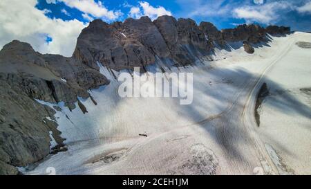 Vista aerea del ghiacciaio della Marmolada dal drone nella stagione estiva, Dolomiti. Foto Stock