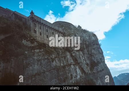 Bellissimo castello antico che sorge sul bordo di una scogliera sassosa contro il cielo blu nuvoloso a Huesca, Spagna Foto Stock