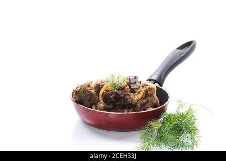 Fegato di manzo fritto con cipolle ed erbe Foto Stock