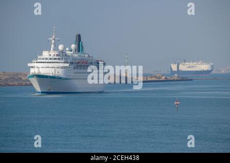 Egitto, canale di Suez. La sig.ra Albatross transita sul canale di Suez, nave da crociera gestita dalla società tedesca Phoenix Reisen. Foto Stock