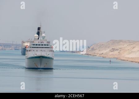 Egitto, canale di Suez. La sig.ra Albatross transita sul canale di Suez, nave da crociera gestita dalla società tedesca Phoenix Reisen. Foto Stock
