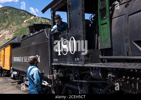 L'ingegnere del motore n. 480 parla con un altro tirocinante sulla ferrovia a scartamento ridotto Durango e Silverton in Colorado. Foto Stock